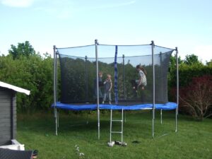 Czy trampolina jest bezpieczna dla dziewczynek? Wskazówki dla rodziców